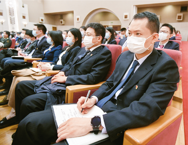 2021年3月16日，黨史學習教育中央宣講團首場報告會在京舉行，圖為參會人員在聽報告。 新華社記者 陳曄華/攝